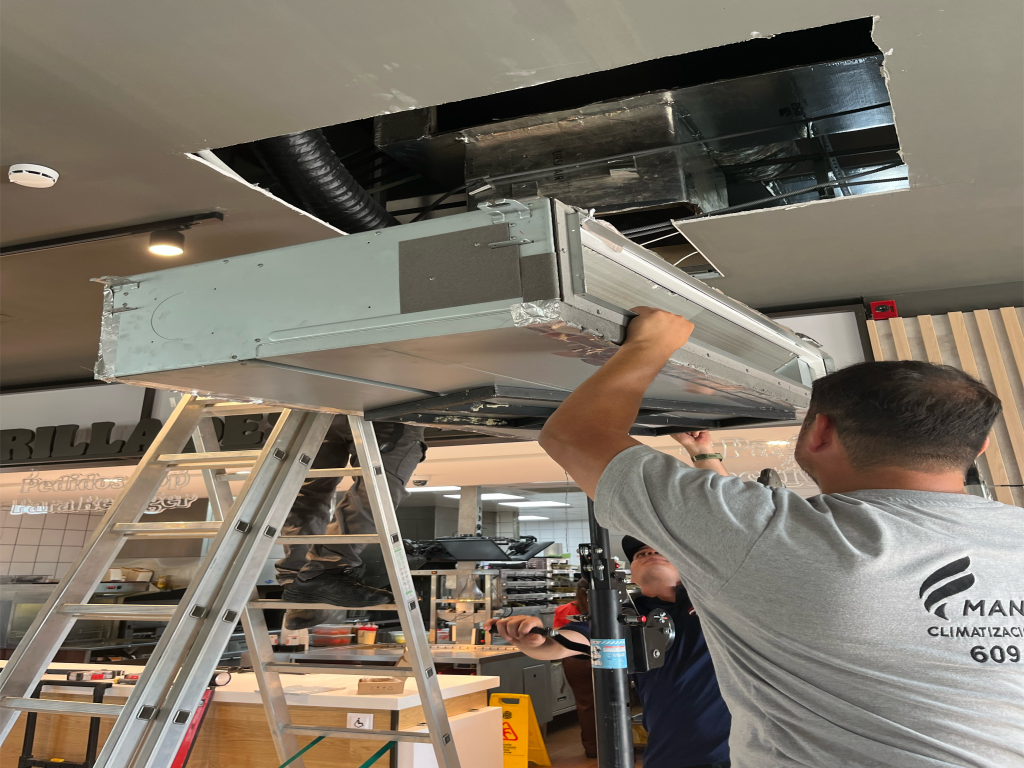 (alt="instalador aire acondicionado conductos")