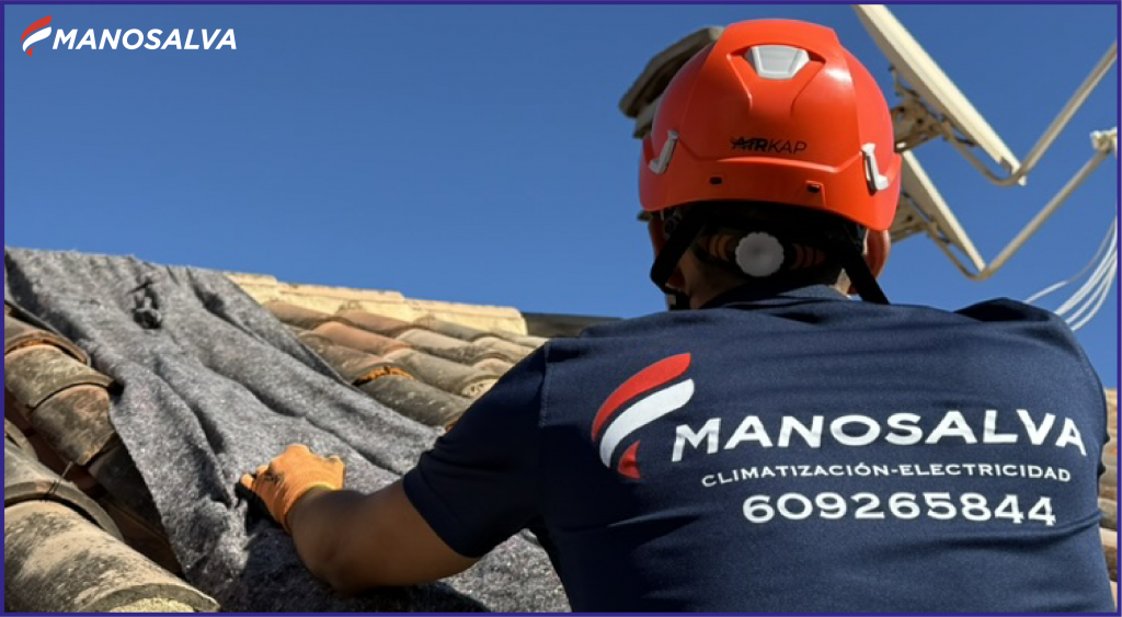 Técnico reparando aire acondicionado en Valencia